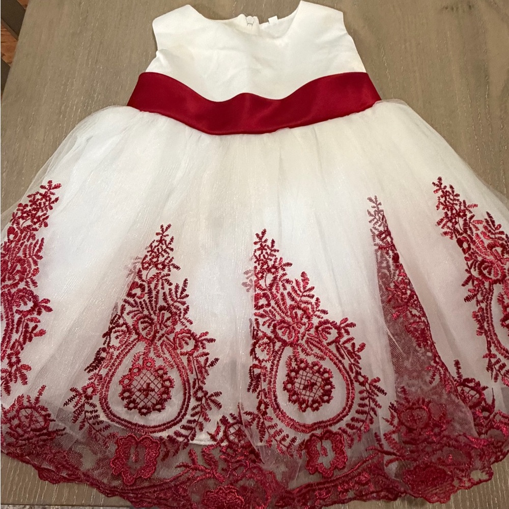 EUC infant girls holiday dress (size 3-6 months)